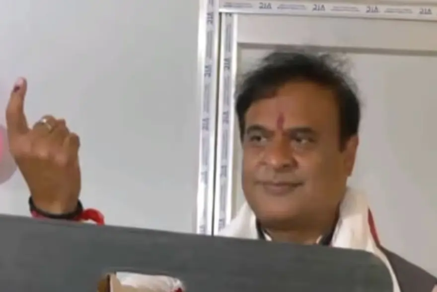 সপৰিয়ালে ভোটাধিকাৰ সাব্যস্ত কৰিলে মুখ্যমন্ত্ৰী ড০ হিমন্ত বিশ্ব শৰ্মাই