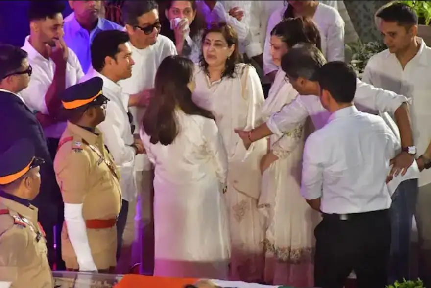 আশা ভোছলেক শ্ৰদ্ধাঞ্জলি জনাবলৈ পত্নীৰ সৈতে উপস্থিত শচীন তেণ্ডুলকাৰ...