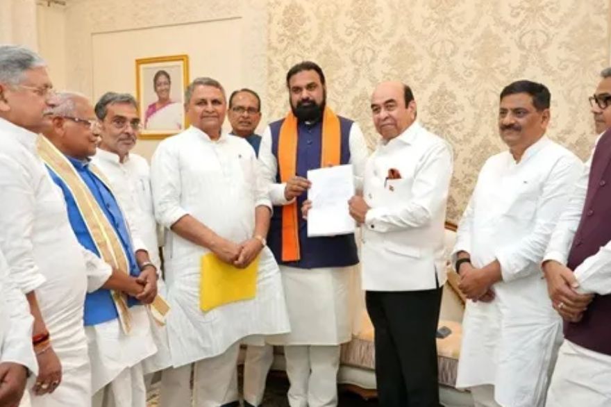 ৰাজ্যপালক সাক্ষাৎ কৰি চৰকাৰ গঠনৰ দাবী উত্থাপন সম্ৰাট চৌধুৰীৰ
