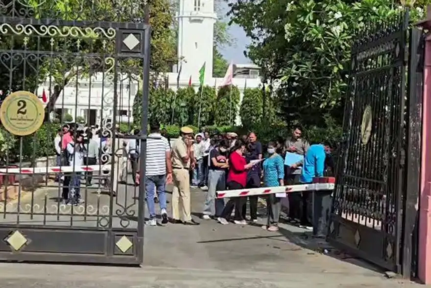 বিধানসভাৰ লোহাৰ বেৰিকেড ভাঙি প্ৰৱেশ অচিনাক্ত বাহনৰ, চাঞ্চল্য