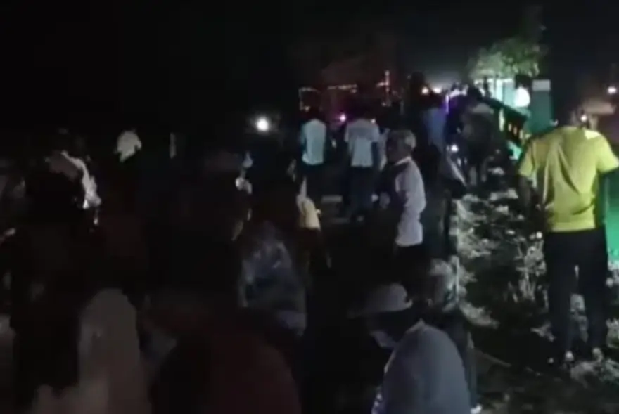 পথৰ কাষত ৰৈ থকা তীৰ্থযাত্ৰীক মহতিয়ালে ট্ৰাকে; ৭ জনৰ মৃত্যু