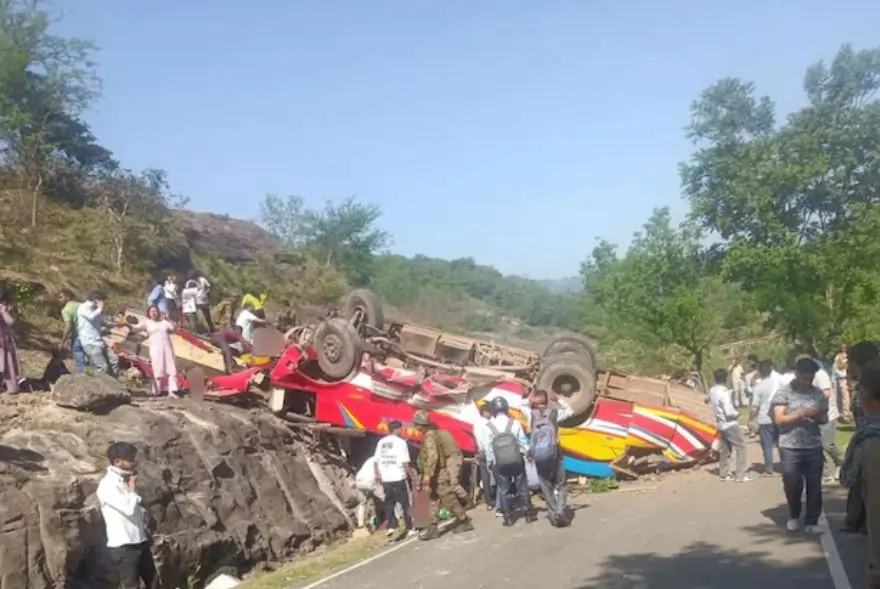 জম্মু-কাশ্মীৰত ভয়ংকৰ বাছ দুৰ্ঘটনা; দ’ খাৱৈত পৰিল যাত্ৰীবাহী বাছ