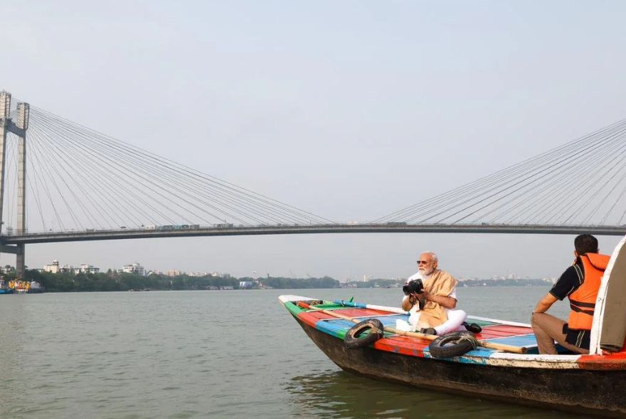 বংগৰ নিৰ্বাচনৰ মাজতে হুগলী নদীত নৌকা বিহাৰ প্ৰধানমন্ত্ৰী মোদীৰ...