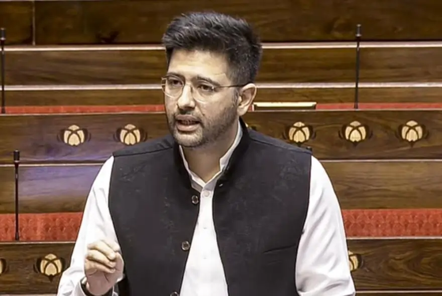 পিকচাৰ অভি বাকী হ্যে… ৰাঘৱ চাড্ডাই প্ৰকাশ কৰিলে নতুন ভিডিঅ’