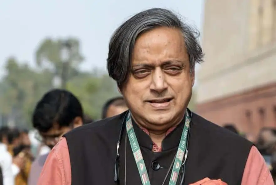 কংগ্ৰেছ নেতা শশী থাৰুৰৰ কনভয়ত আক্ৰমণ; দুজন আহত