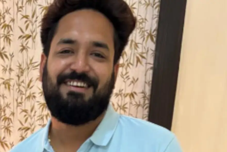 এমাহ পূৰ্বে বিবাহ পাশত হৈছিল আৱদ্ধ; ৰুদ্ৰাক্ষ মলত মৃত্যু যুৱকৰ