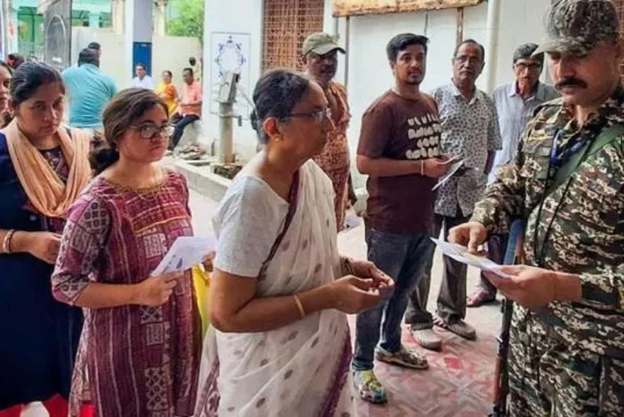 ১৪২খন আসনৰ বাবে পশ্চিম বংগত আৰম্ভ ভোটগ্ৰহণ; গৃহমন্ত্ৰীৰ বিশেষ পোষ্ট