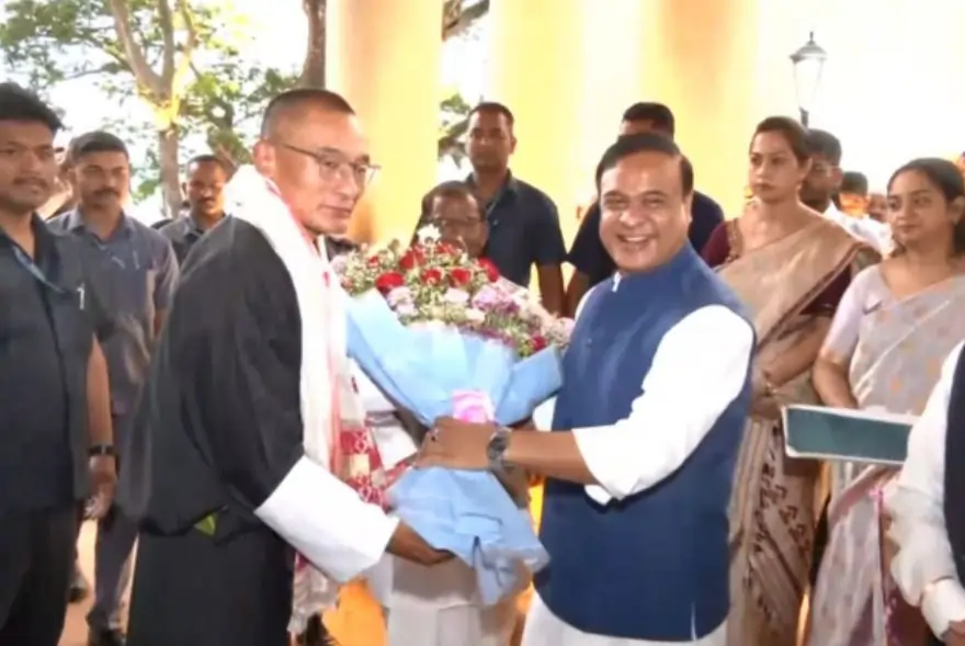 গুৱাহাটীত ভূটানৰ প্ৰধানমন্ত্ৰী: ৰঙা দলিচা পাৰি ভব্য আদৰণি ৰাজ্যপাল আৰু মুখ্যমন্ত্ৰীৰ