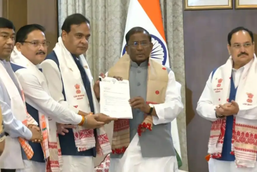 ৰাজ্যপালক সাক্ষাৎ কৰি চৰকাৰ গঠনৰ দাবী হিমন্ত বিশ্ব শৰ্মাৰ