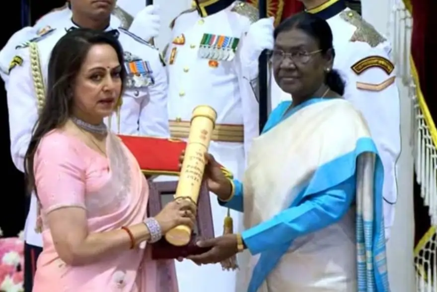 প্ৰয়াত ‘হী-মেন’ ধৰ্মেন্দ্ৰলৈ পদ্ম বিভূষণ; বঁটা গ্ৰহণ কৰিলে হেমা মালিনীয়ে, আৱেগিক হৈ পৰিল জীয়ৰী আহানা