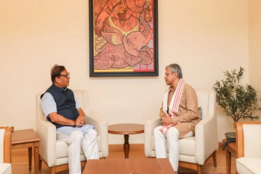 ৰে’ল মন্ত্ৰী অশ্বিনী বৈষ্ণৱক সাক্ষাৎ মুখ্যমন্ত্ৰী হিমন্ত বিশ্ব শৰ্মাৰ
