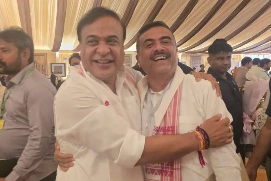 অসম আৰু বংগত বিজেপিৰ দপদপনি: হিমন্ত-শুভেন্দুৰ আলিংগন আৰু এটা টুইটে দিলে নতুন ৰাজনৈতিক বাৰ্তা