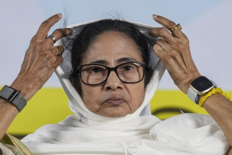 পশ্চিমবংগত গেৰুৱা ছুনামিত বিধ্বস্ত তৃণমূল, ধৰাশায়ী মমতা বেনাৰ্জীসহ ২২ গৰাকী মন্ত্ৰী