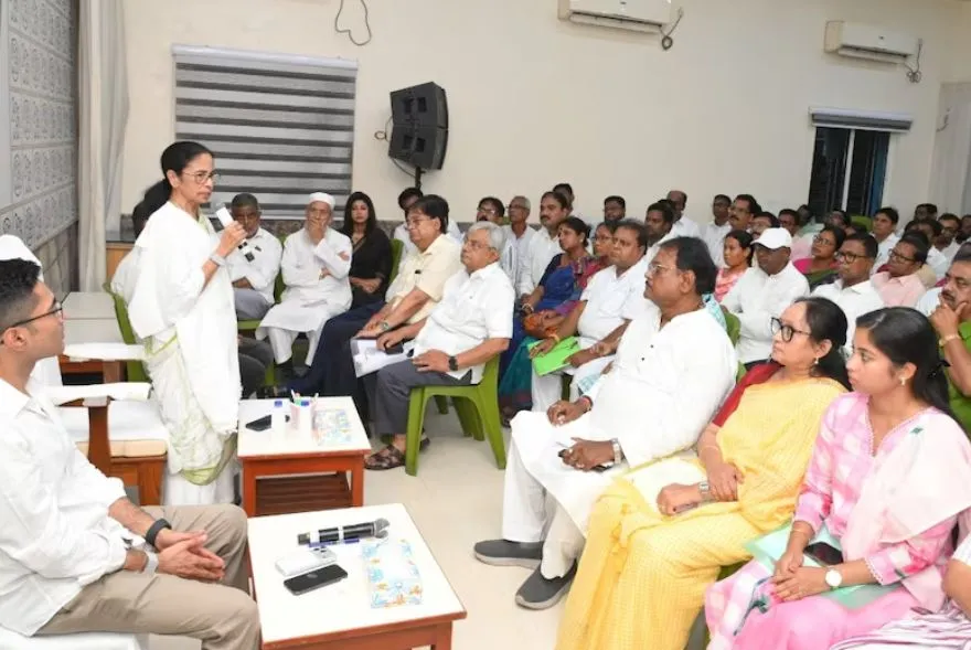‘মই দলটো পুনৰ থিয় কৰিম’; টিএমচিৰ নেতাসকলক আশ্বাস মমতা বেনাৰ্জীৰ