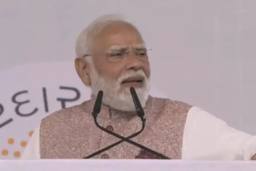 দৈনন্দিন জীৱনত আমদানিকৃত সামগ্ৰীৰ নিৰ্ভৰশীলতা ত্যাগ কৰিবলৈ দেশবাসীক প্ৰধানমন্ত্ৰীৰ আহ্বান