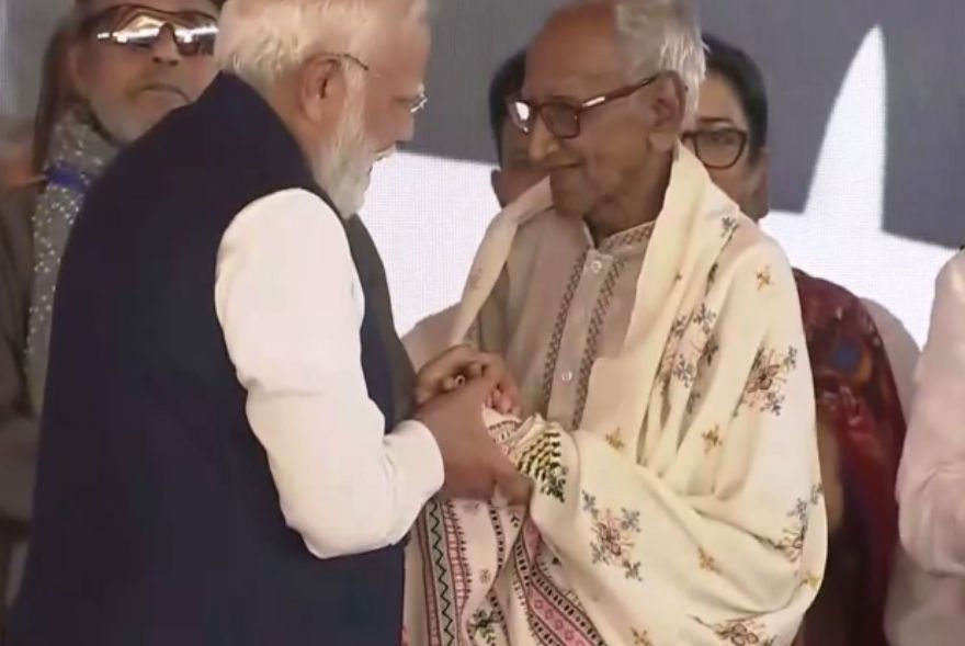 ৯৮ বছৰীয়া মাখনলাল সৰকাৰৰ চৰণ স্পৰ্শ কৰি আশীৰ্বাদ ল’লে প্ৰধানমন্ত্ৰীয়ে