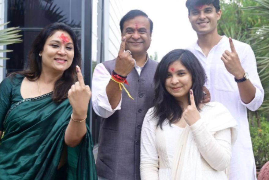 দ্বিতীয়বাৰলৈ মুখ্যমন্ত্ৰীৰ আসনত হিমন্ত বিশ্ব শৰ্মা; শপত গ্ৰহণস্থলীত উপস্থিতি হৈ আৱেগিক মাতৃ-পত্নী-কন্যা