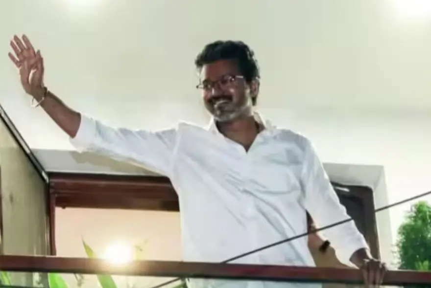 তামিলনাডুত অব্যাহত ৰাজনৈতিক অনিশ্চয়তা, সংখ্যাবল লৈয়ো ৰাজ্যপালৰ সাক্ষাৎ পোৱা নাই বিজয়ে