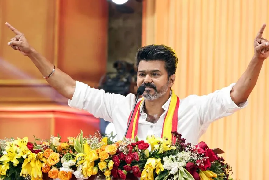 তামিলনাডুত ইতিহাস সৃষ্টিৰ দিশে থালাপথী বিজয়ৰ TVK
