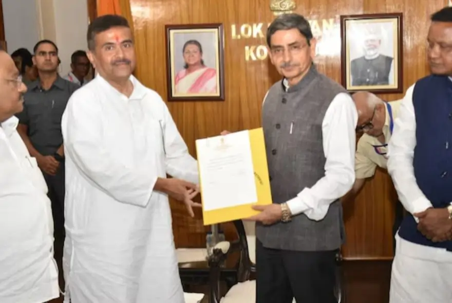বংগত বিজেপিৰ সূৰ্য্যোদয়ঃ ৰাজ্যপালক সাক্ষাৎ কৰি চৰকাৰ গঠনৰ দাবী উত্থাপন শুভেন্দু অধিকাৰীৰ