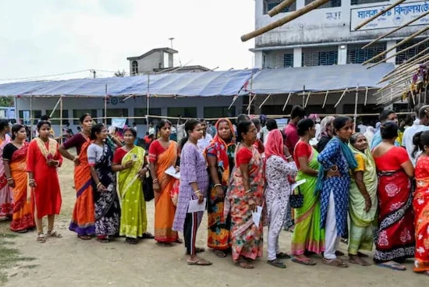 পশ্চিম বংগৰ ১৫ টাকৈ কেন্দ্ৰত পুনৰ ভোটগ্ৰহণ; ইভিএমত খেলিমেলিৰ অভিযোগ