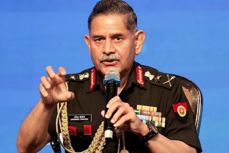 'বিশ্বৰ মানচিত্ৰত থাকিব বিচাৰে, নে ইতিহাসত সমাধিস্থ হ'ব বিচাৰে?' পাকিস্তানলৈ সেনা প্ৰধানৰ সতৰ্কবাণী