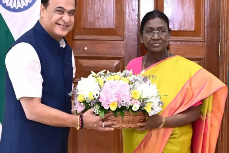ৰাষ্ট্ৰপতি দ্ৰৌপদী মুৰ্মুক সাক্ষাৎ মুখ্যমন্ত্ৰী ড° হিমন্ত বিশ্ব শৰ্মাৰ; ৰাজ্যৰ উন্নয়নৰ বাবে বিচাৰিলে মাৰ্গদৰ্শন