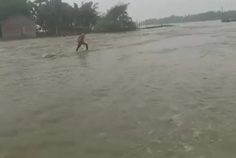 অসমত বানৰ কালৰূপ: প্ৰভাৱিত ৪৭ হাজাৰ লোকৰ হাহাকাৰ