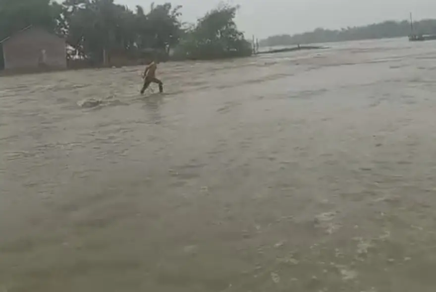 অসমত বানৰ কালৰূপ: প্ৰভাৱিত ৪৭ হাজাৰ লোকৰ হাহাকাৰ
