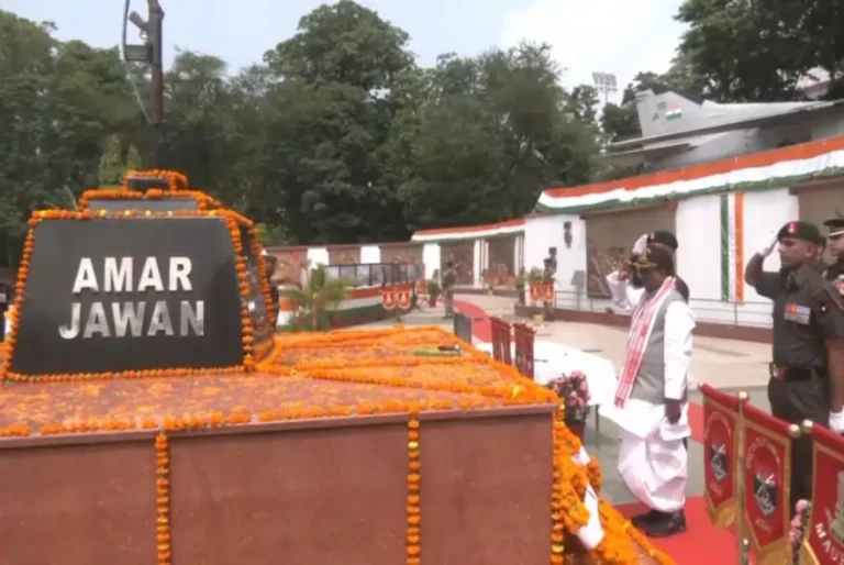 গুৱাহাটীত ৰাজ্যৰ অমৰ শ্বহীদসকলক ৰাজ্যপালৰ গভীৰ শ্ৰদ্ধাঞ্জলি