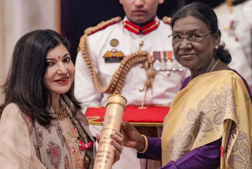 ‘২ বছৰ ধৰি স্বাস্থ্যজনিত সমস্যাৰ সৈতে যুঁজি আছো’; পদ্মভূষণ লাভ কৰি অলকা য়াগনিকৰ আৱেগিক পোষ্ট