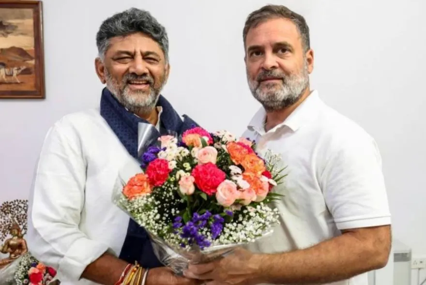 'গান্ধী পৰিয়ালৰ আস্থাই জীৱন সলনি কৰিলে'; শপতগ্ৰহণৰ পূৰ্বে আৱেগিক ডি কে শিৱকুমাৰ