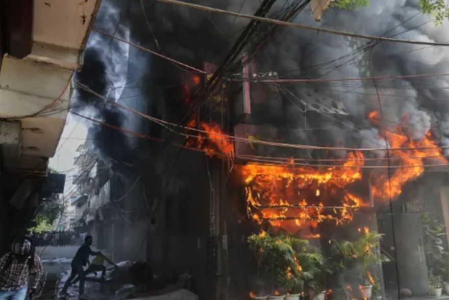 হঠাৎ দাউ দাউ জ্বলি উঠিল 'লেমন গ্ৰীণ' নামৰ হোটেলখন; জীৱন্তে অগ্নিদগ্ধ হৈ ২০ জনৰ মৃত্যু