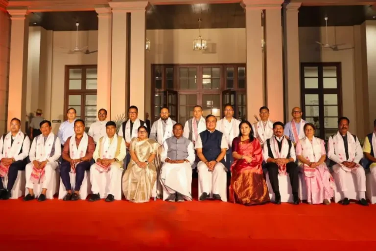 ৰাজ্যপালৰ আতিথ্যত লোক ভৱনত ‘স্নেহ মিলন’: ক’ভিডৰ পিছত পুনৰ জীৱন্ত হ’ল পুৰণি পৰম্পৰা