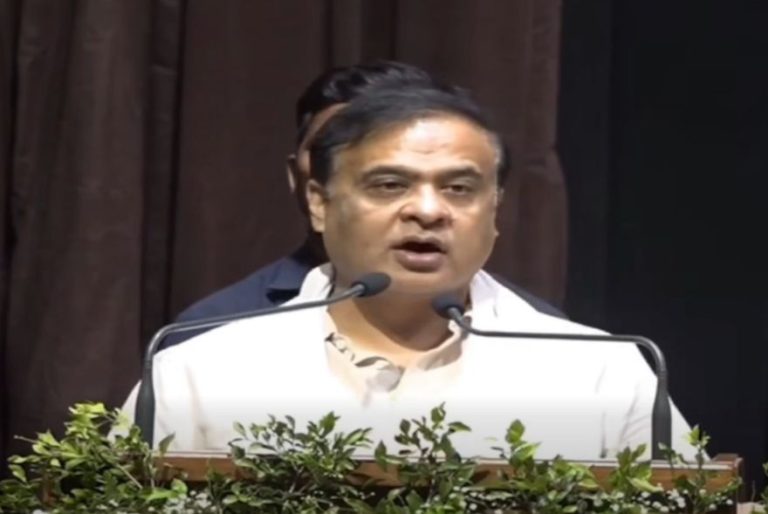 ‘ৰাহুল গান্ধীয়ে হাতত লৈ থকা সংবিধানখনত ইন্দিৰা গান্ধীৰ কাৰ্যকলাপৰ কথা আছে’; মুখ্যমন্ত্ৰী