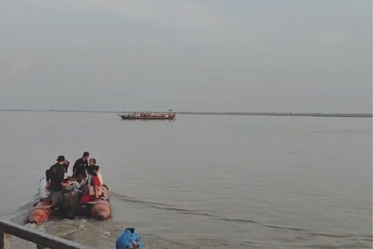 ব্ৰহ্মপুত্ৰৰ বুকুত আৱদ্ধ যাত্ৰীবাহী ফেৰী; যাত্ৰীৰ মাজত হাহাকাৰ