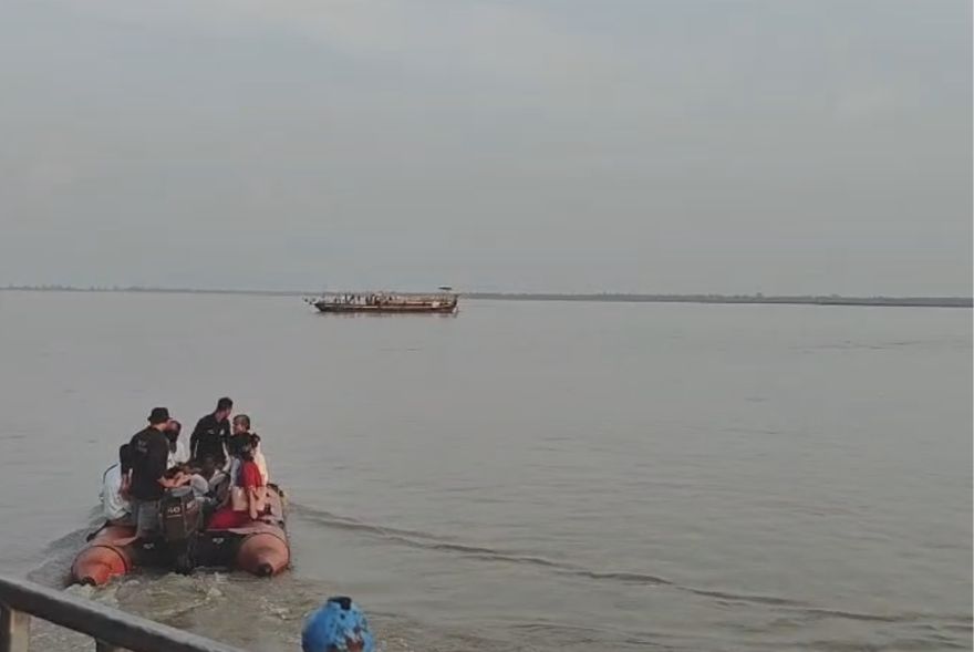 ব্ৰহ্মপুত্ৰৰ বুকুত আৱদ্ধ যাত্ৰীবাহী ফেৰী; যাত্ৰীৰ মাজত হাহাকাৰ