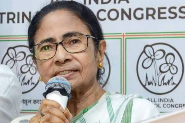 বিপদে লগ নেৰা হৈছে মমতা বেনাৰ্জীৰ; সাম্প্ৰদায়িক মন্তব্যক লৈ এফআইআৰ দাখিল