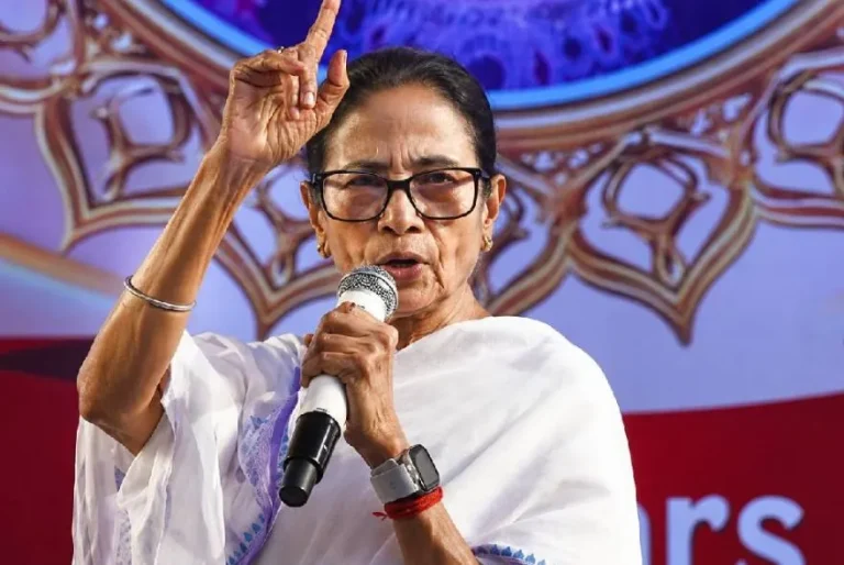 গৃহ মন্ত্ৰালয় সন্দৰ্ভত বিতৰ্কিত মন্তব্য দি বিপদত মমতা বেনাৰ্জী