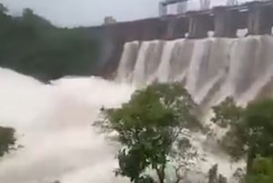 নীপকোৱে খুলি দিলে খাণ্ডং বান্ধৰ পানী; নদী কাষৰীয়া জনতালৈ সতৰ্কতা