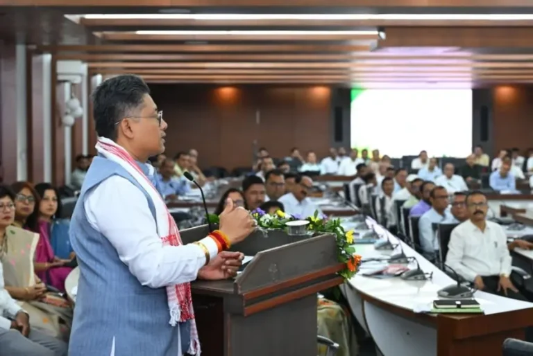 দায়িত্ব গ্ৰহণ কৰিয়েই এক্সন মুডত নামিল মন্ত্ৰী পীযুষ হাজৰীকা
