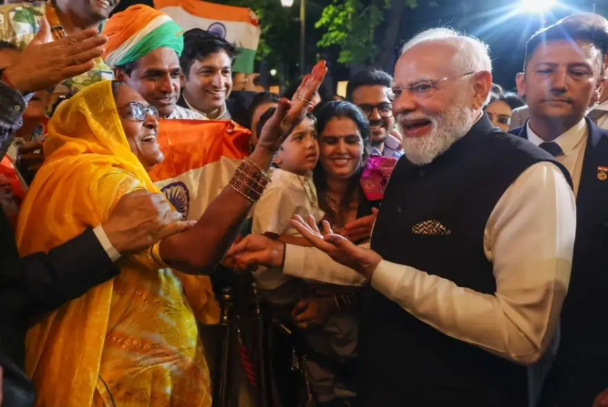জি-৭ সন্মিলনৰ অন্তত পেৰিচত প্ৰধানমন্ত্ৰী মোদী : প্ৰৱাসী ভাৰতীয়ৰ উষ্ম আদৰণি