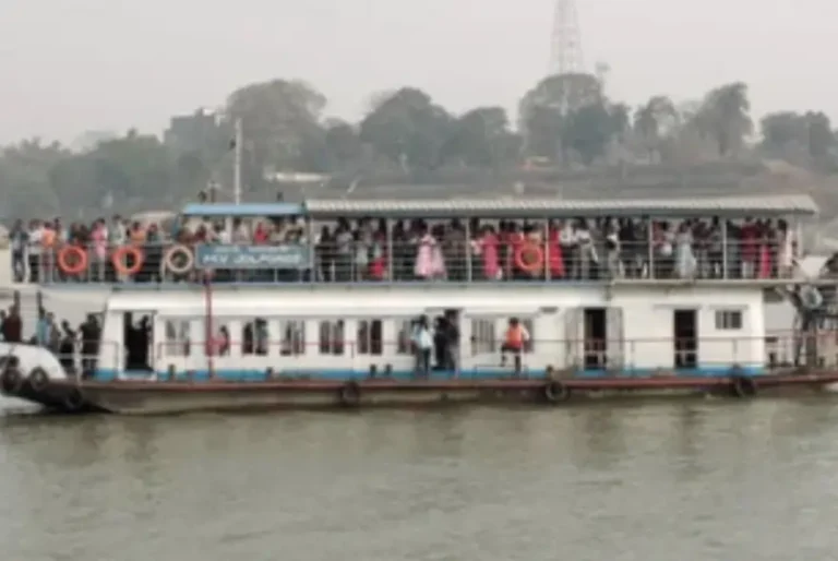 ব্ৰহ্মপুত্ৰৰ জলস্তৰ বৃদ্ধি: গুৱাহাটীত সকলো ফেৰী সেৱা সাময়িকভাৱে বন্ধ
