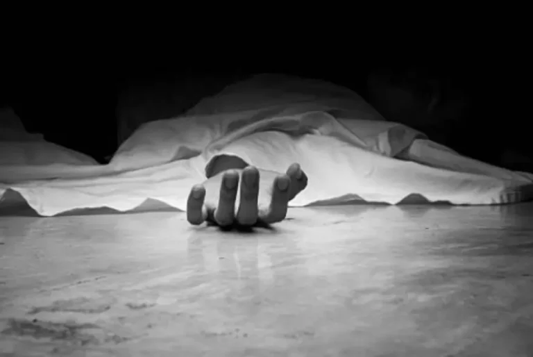 চলন্ত স্কুটীত বাগৰি পৰিল গছ, থিতাতে কৰুণ মৃত্যু পিতা-পুত্ৰৰ