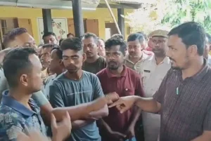চৰকাৰী বিদ্যালয়ৰ শ্ৰেণীকোঠাতে ভক্ষণ নিষিদ্ধ মাংস, হিন্দু ছাত্ৰকো খুৱাবলৈ চেষ্টা