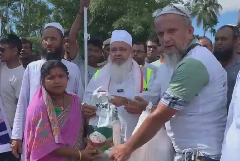 'আমি হিন্দু বা মুছলমানক চাবলৈ অহা নাই'; বন্যাৰ্তৰ কাষত বদৰুদ্দিন আজমল