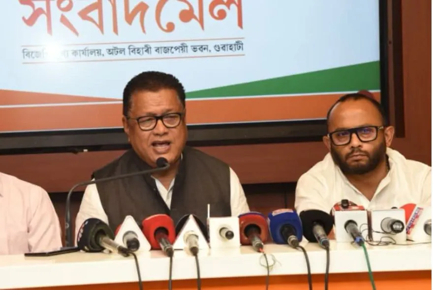 “প্ৰশ্নকাকত ফাদিলৰ ঘটনাক ৰাহুল গান্ধীয়ে ৰাজনৈতিক নাটকলৈ পৰিণত কৰিলে”; ৰনোজ পেগু
