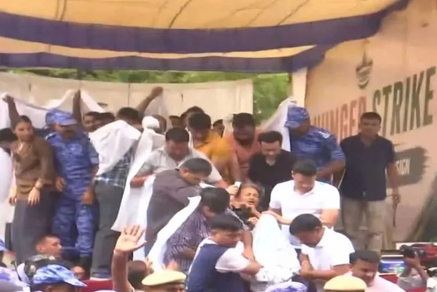 চিকিৎসালয়ত ভৰ্তি সোনম ৱাংচুক; যন্তৰ মন্তৰ খালী কৰাৰ নিৰ্দেশ দিল্লী আৰক্ষীৰ