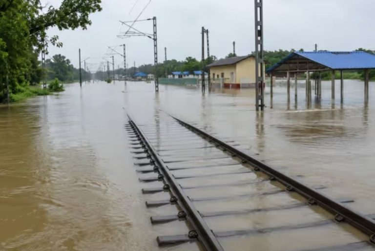 প্ৰলয়ংকাৰী বান: কেইবাখনো যাত্ৰীবাহী ৰে’ল বাতিল