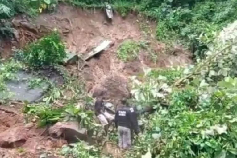 মহানগৰীত ভয়ংকৰ ভূমিস্খলনঃ মাটিৰ তলত পোত গ’ল এটা পৰিয়াল!